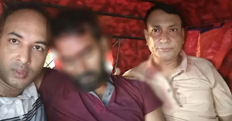 আহত পুলিশকে হাসপাতালে নেয়া হচ্ছে